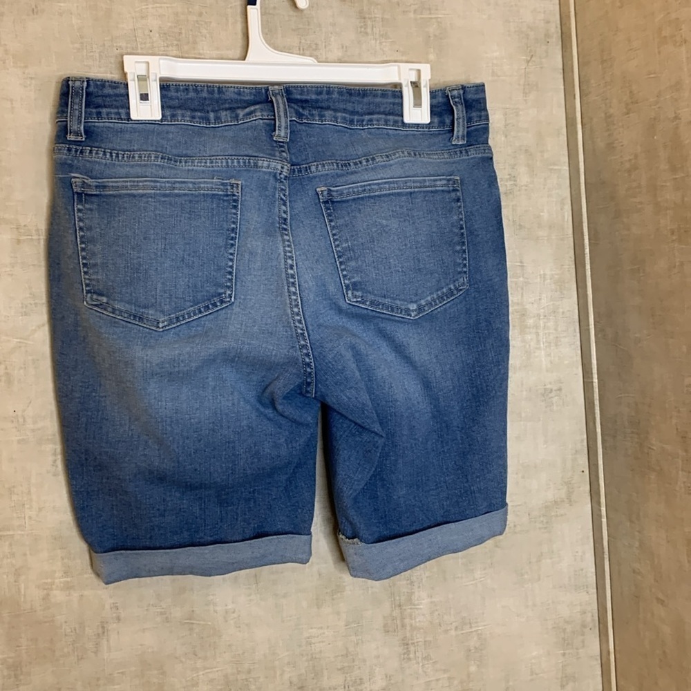 Time & Tru women’s mid rise shorts size 12 - Picture 3 of 4